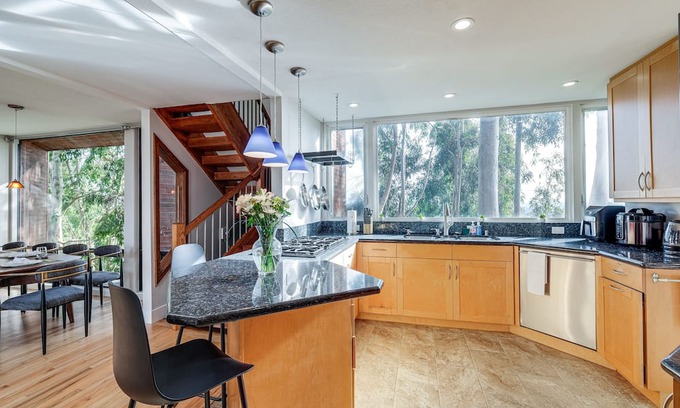 Del Mar Heights Cabaña | Stunning Del Mar Home w/ Deck: 1 Mi to Beach!