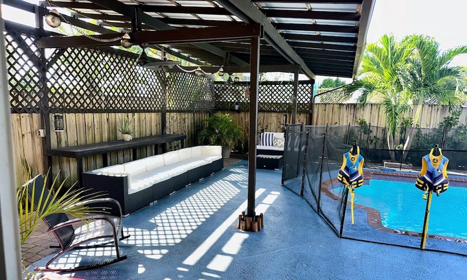 Country Walk Casa | Super Clean, Luxurious 6 Bedroom Home