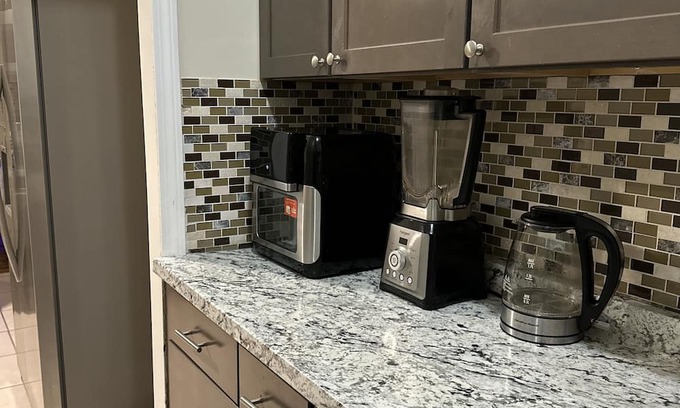 Washington Park Apartamento | An apartment in quiet peaceful neighborhood with easy access to everything.