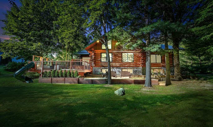 Actinolite Cabaña | The Gordon's River Cabin-Custom Log Home The perfect family getaway!