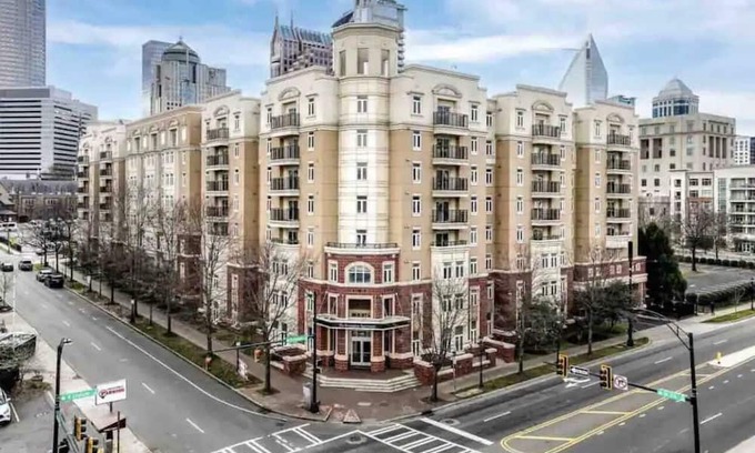 Third Ward Apartamento | Spacious and Modern 4 Bedroom Uptown Charlotte. Walk to Bank of America Stadium!