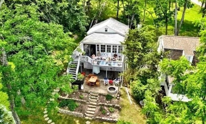 Town of Richmond Cabaña | Relaxing Lakefront Cottage Retreat