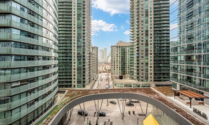 Central Waterfront Apartamento | Perfect Downtown Stay: Steps from CN Tower & Arena