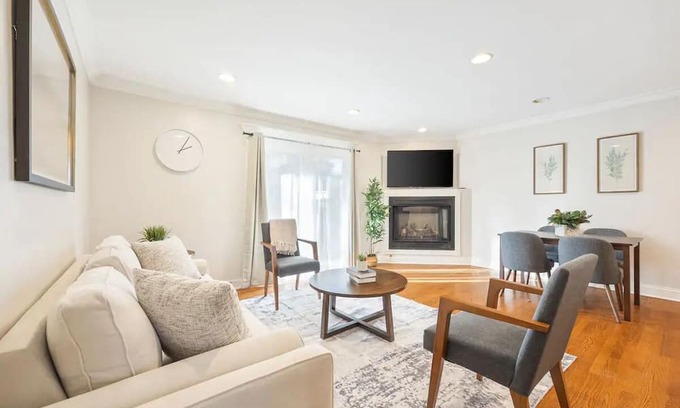 Arlington Heights Casa | Exquisite 4Bed 2bath house luxry Arlington Heights