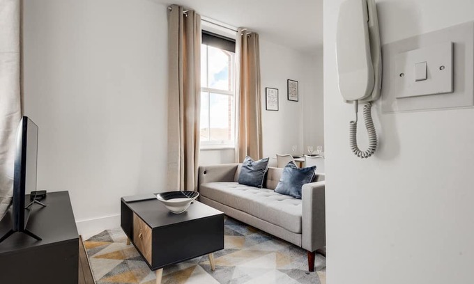 Liverpool Apartamento | Pass the Keys | Unique Grade II Listed Flat in Liverpool Parking