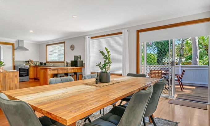 Silverwater Casa | Renovated 3 bedroom house Close to the lake with room to park your boat!