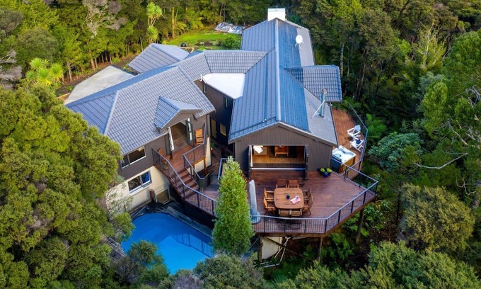 Albany Heights Apartamento | Secluded forest retreat -3min to Albany - incl pool and large patios