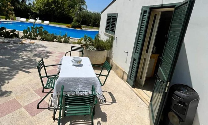 Corigliano D'Otranto Casa | Holiday Home 'Dependance Paloma' with Shared Pool, Wi-Fi and Air Conditioning