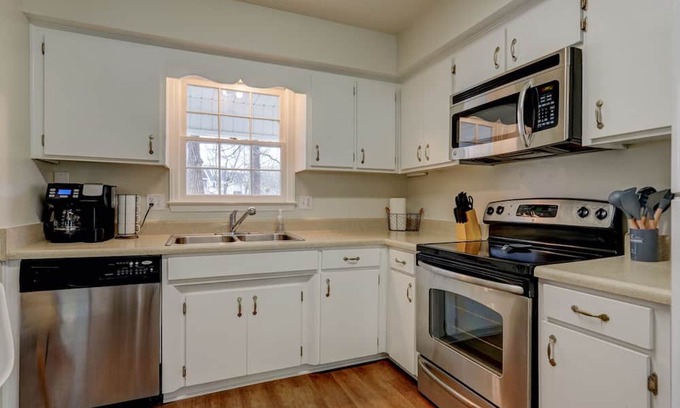 Drayton Casa | Comfortable home, workspace, close to downtown, schools, and hospitals