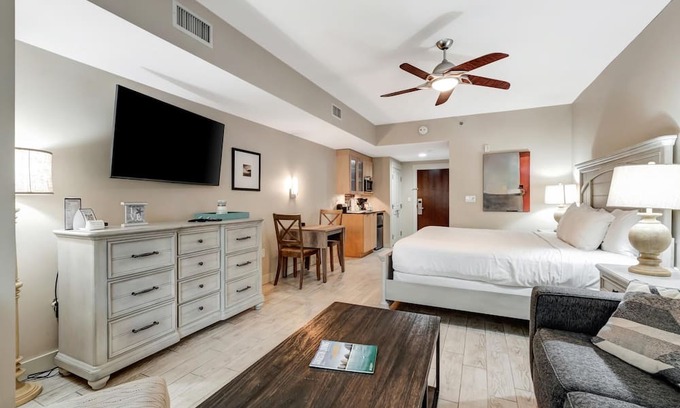 Baytowne Wharf Condominio | Ground-Floor Studio: Courtyard Patio, King Bed, Kitchenette - Sleeps Up to 4 Guests for a Relaxing Stay! at Sandestin Golf and Beach Resort