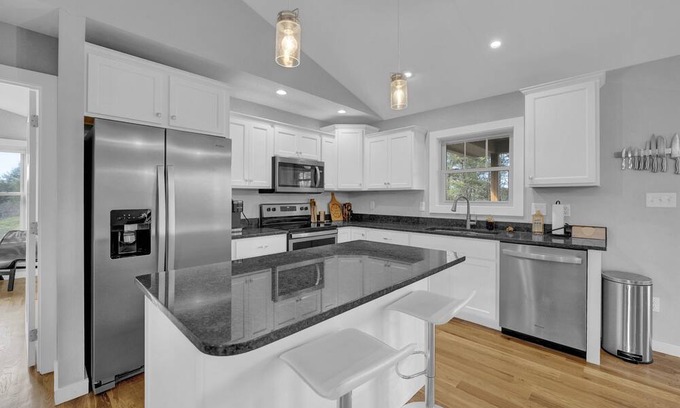 Weaverville Casa | 3bd, 2bath central mntn home! Pet-friendly, all the essentials, 2 decks, clean!