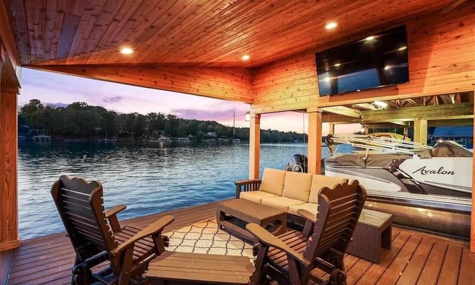 Howard Casa | Comfortable Lakefront Home with beautiful dock on Apple Valley Lake, Ohio.