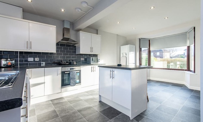 Billingham Casa | Contractor-Friendly 3 Bed Home in Billingham