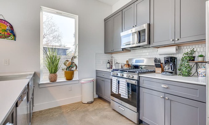 Brentwood Cabaña | Pet-friendly Brentwood Home ~ 7 Mi to Downtown!