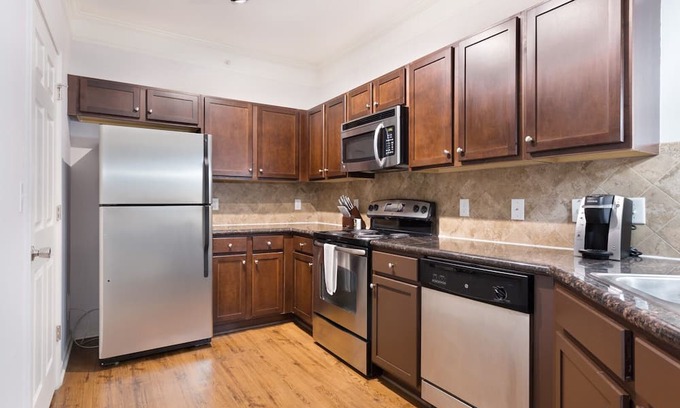 Overland Park Apartamento | Modern Apartment in Prime Location (ID6837X15)
