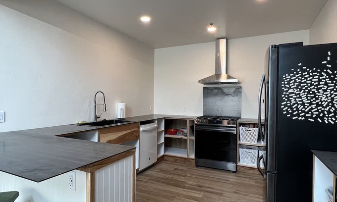 Lewis Casa | Modern Downtown Hostel! Great outdoor space, large sauna, and cold tub.