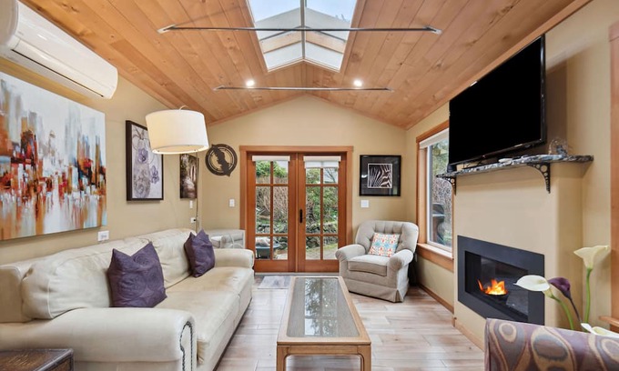 Shawnigan Lake Apartamento | Spacious character suite! Close to local private schools, dining and more!