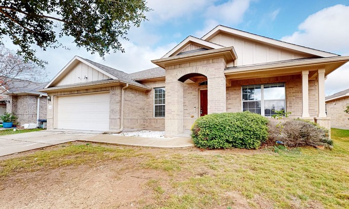 Speyside Casa | Northeast Austin home with enclosed yard, single-story interior, AC, & W/D