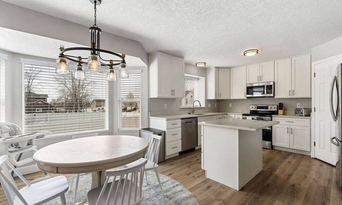 Farmington Casa | Large Serene Farmington Retreat, Close to Lagoon, SLC, Park City & 8 Ski Resorts