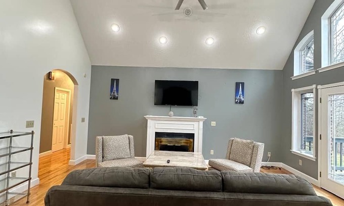 Jefferson Casa | Spacious estate comfortable for a dozen guests on 10 acres in Jefferson NC.