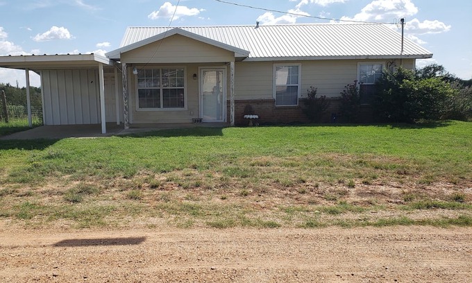 Matador Casa | Comfortable cottage in Matador TX with fenced back yard. Pet and horse friendly!