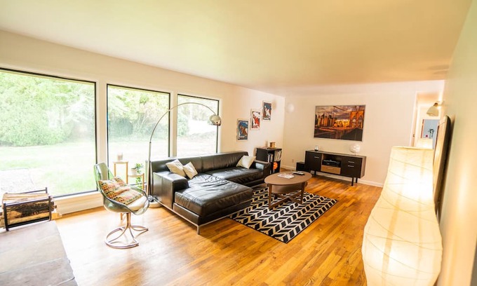 Depot Bench Casa | Mid Century Modern Home 5 Minutes from Boise