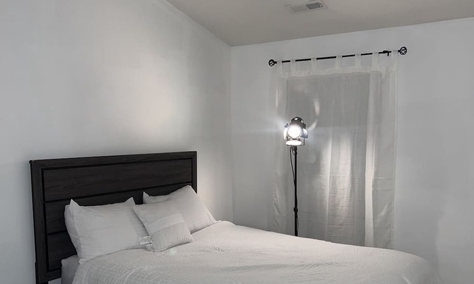Rossville Casa | Beautiful room tailored to travel nurses in nearby Batlimore hospitals!