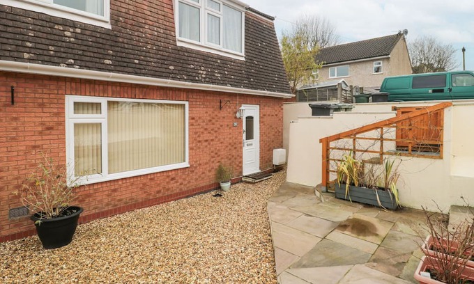 Portishead Cabaña | 24 SEVERN ROAD, pet friendly, with hot tub in Portishead