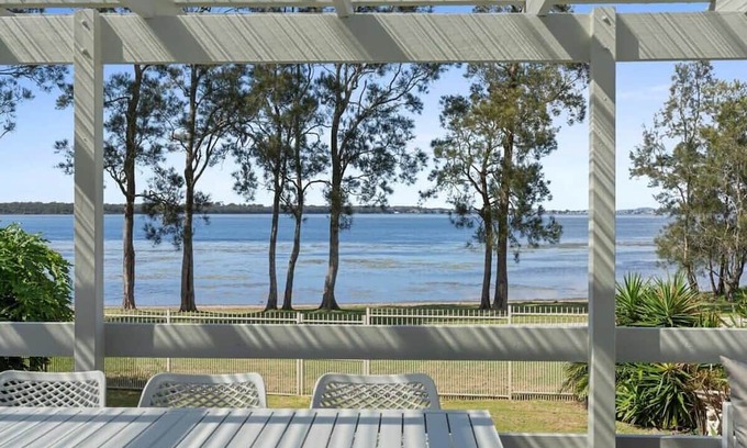 Budgewoi Casa | Lakefront with Amazing Views