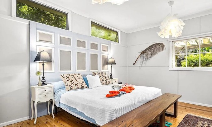 Bundeena Cabaña | Stylish cottage with pool 2 minute walk to the beach.