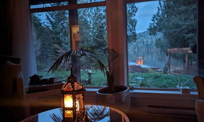 Otter Point Casa | A serene place by the lake.
