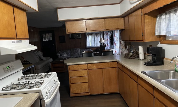 Mio Cabina | Classy log cabin. 3 bedroom. Great for hunting, fishing or kayaking.