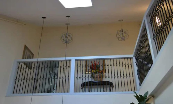 Off Broadway Casa | 5 minute walk to Downtown Newport ! 2 Floor 2 Bedroom Apartment in Newport