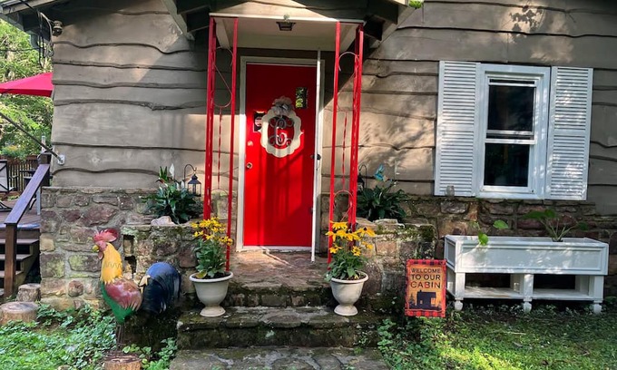 Crossnore Cabaña | Dog-friendly all-season cottage with mountain views, firepit, grill, AC, & W/D