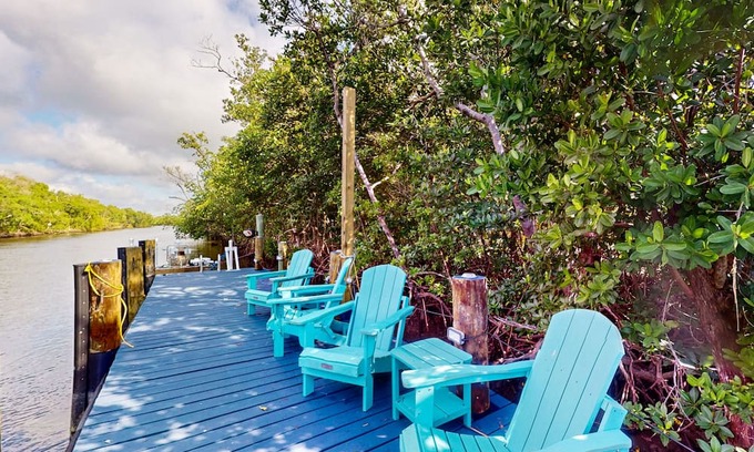 Everglades City Casa | Snowbird & dog-friendly riverfront home with fishing pier, grill, & kitchenette