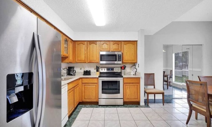 Southside Casa | ~Cozy Casa w/ Screened Patio~