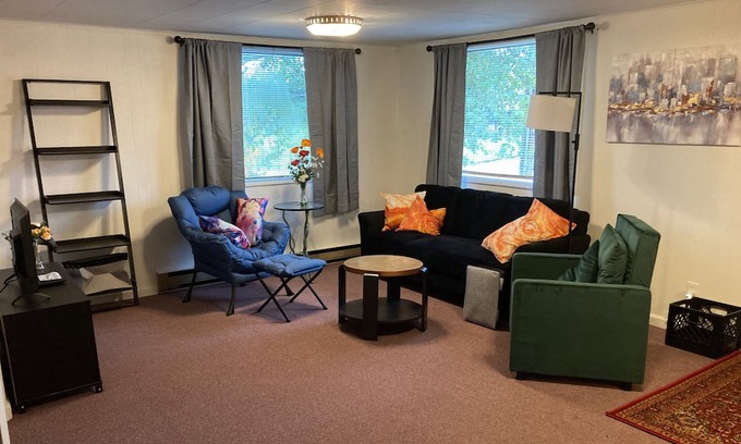 Aberdeen Condominio | Cosmopolis. Forest Hill 2 BR Get-Away.
