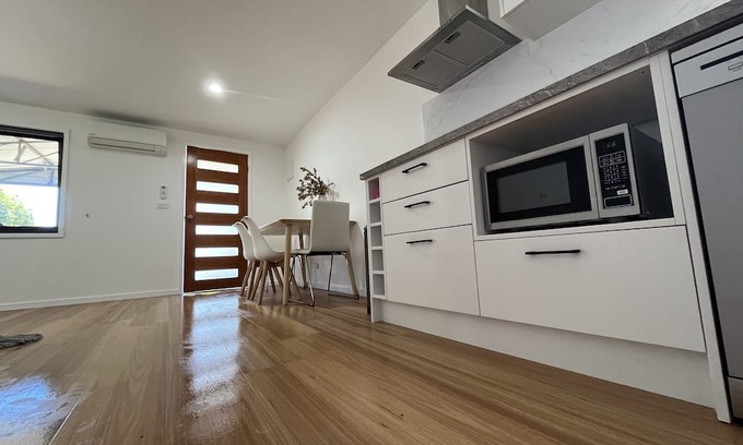 Florey Cabaña | Lovely brand-new three bedroom guest house in Florey