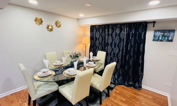 Des Plaines Casa | 9mins from Ohare,2 free parking 4 bedroom,1.5 B Pet friendly Closer I-294, I-53.