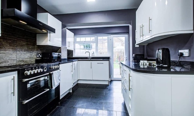 South Benfleet Casa | Pass the Keys | Spacious 4-Bedroom Home in Benfleet