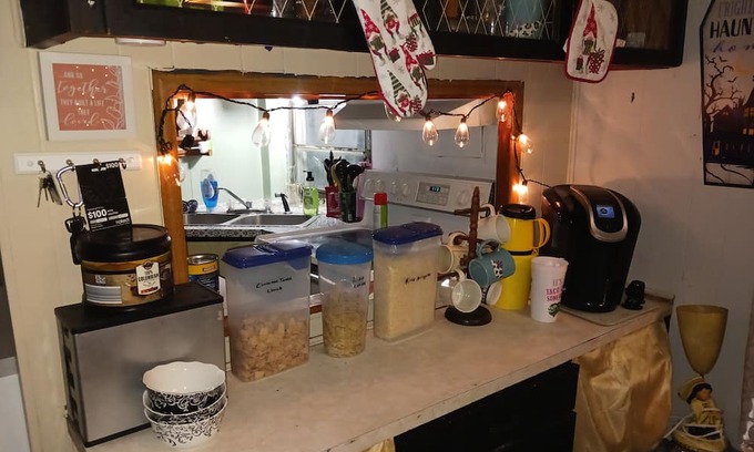 Hamilton Cama Y Desayuno | A cozy weekend awaits at the Inn At Camp Whoopee, Close to historic attractions