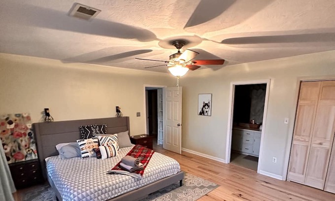 Ninety Six Casa | Sanctuary on the Lake. All dogs welcome!