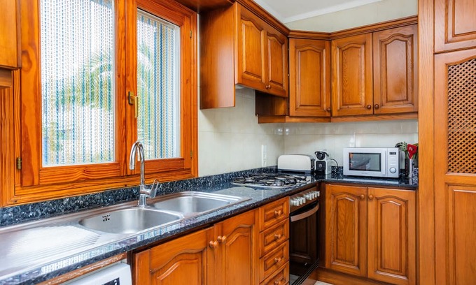 Urbanizacion S'Estanyol Casa | Holiday Home 'Ca N' Auba' with Private Terrace, Wi-Fi and Air Conditioning
