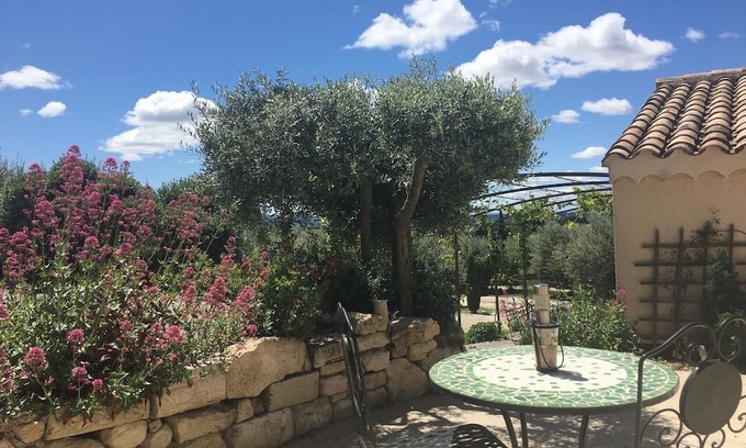 Saint-Pierre-de-Vassols Casa | Holiday Home 'La Maison De Malie' with Mountain View, Wi-Fi and Air Conditioning