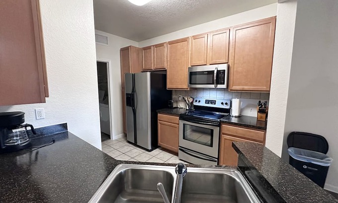 Sanford Apartamento | Luxury Sanford FL Apt w/ Private Garage, Pool access, W/D in unit, Patio