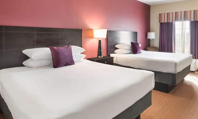 Saint Landry Casa | 3 Budget-Friendly Accommodations in Knights Inn Bunkie! Pool, Free Breakfast!