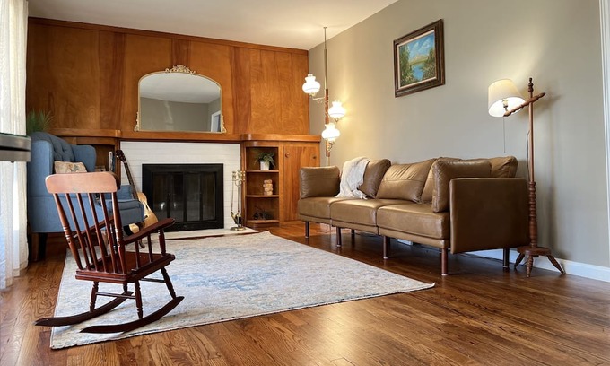 Brownsburg Casa | Brownsburg, Indiana Historic Home- Close to Lucas Oil track, dining, shopping!