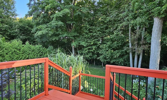 Innisfil Casa | South Barrie, ravine backing house 3 beds 2 bath, large deck, private backyard