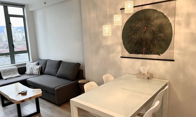 Downtown Vancouver Apartamento | Vancouver Getaway w/ Fireplace, Sauna, & Parking!