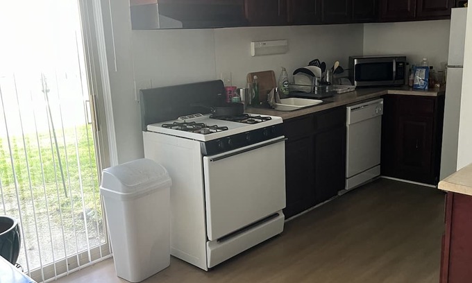 Taylor Apartamento | Townhouse getaway right by the airport and many other attractions!